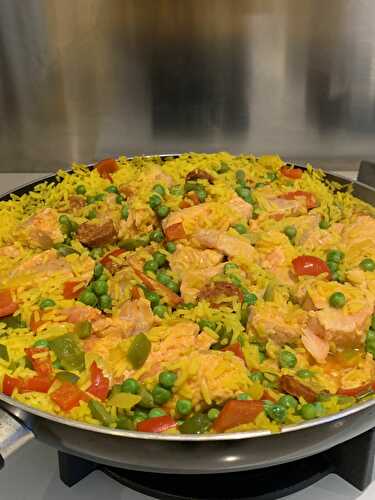 Paella de saumon aux petits pois et au chorizo