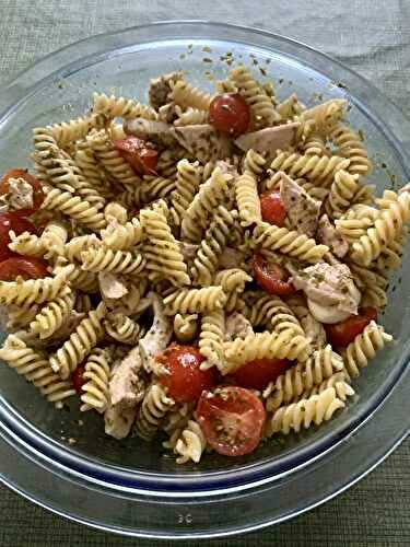 Salade de pâtes au poulet (ou dinde), pesto, tomates et mozzarella