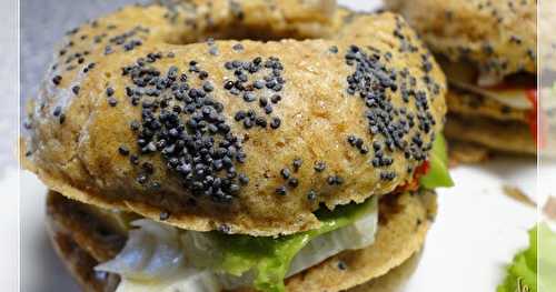 Bagels garnis au chèvre, tomates confites aux noisettes