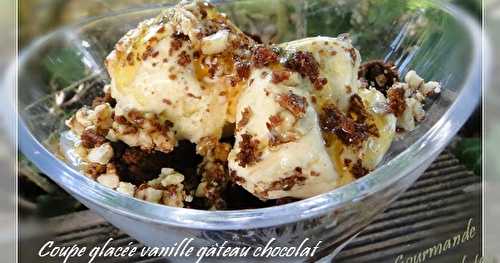 Coupe glacée vanille avec gâteau au chocolat et amandes caramélisées au miel