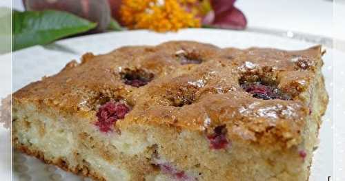 Gâteau moelleux sans gluten aux pêches et framboises