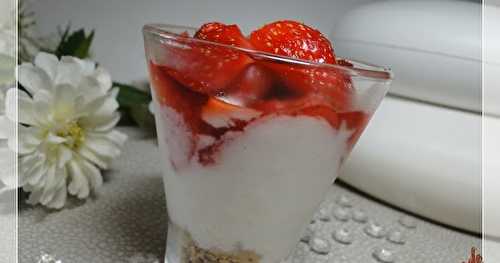 Mousse de coco sur crumble de kasha aux fraises