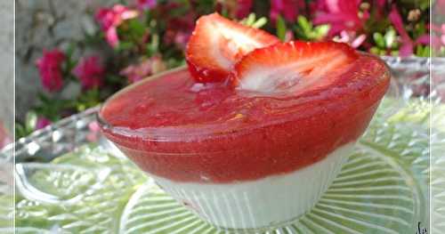 Petite crème coco au coulis de fraises
