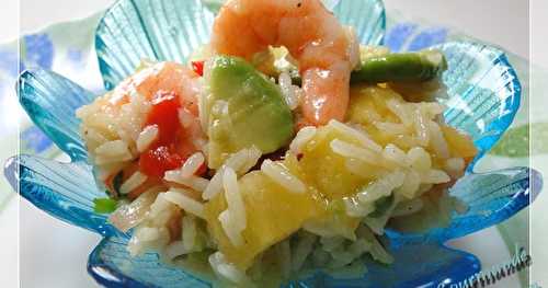 Salade de riz tropicale à l'ananas