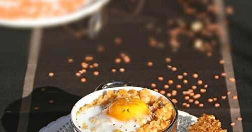 Oeuf en cocotte, lentilles corail et tuile de comté