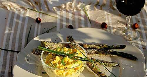 Oeufs brouillés, mouillettes d'asperge aux noisettes