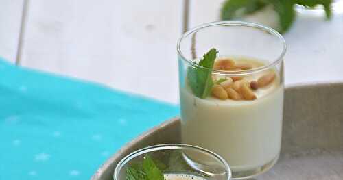 Panna cotta comme un thé à la menthe 