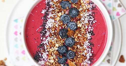 Smoothie bowl aux fruits rouges 