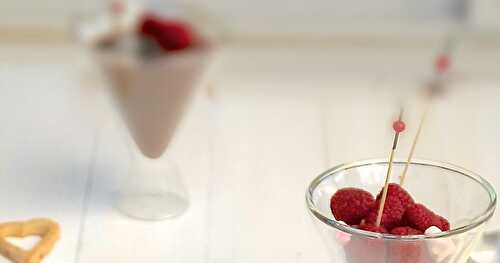 Soupe au chocolat épicée, shortbread au gingembre, brochettes de fruits