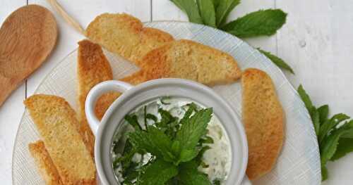 Tartine au fromage fouetté au sel de guérande et menthe sur pain pita croustillant