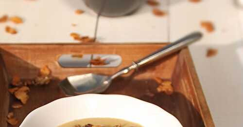 Velouté de maïs, pétales de maïs et graines de tournesol caramélisées