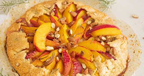 Tarte rustique aux nectarines, topping amandes et romarin ☀️