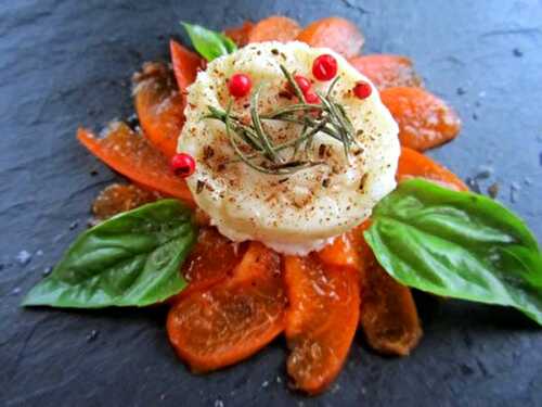 Carpaccio d'abricots au cabecou, basilic et baies roses