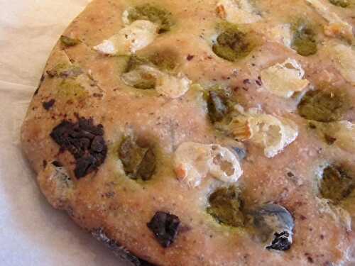 Focaccia gourmande à ma façon, aux olives, pavot, pesto et fromage {recette rapide à l’eau gazeuse}