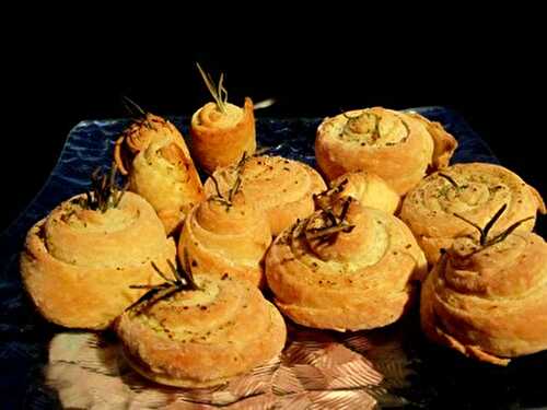 Petits escargots feuilletés au fromage, poivre et romarin pour l’apéritif