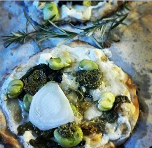 Pizzette du printemps à la brousse, pistou et fèves