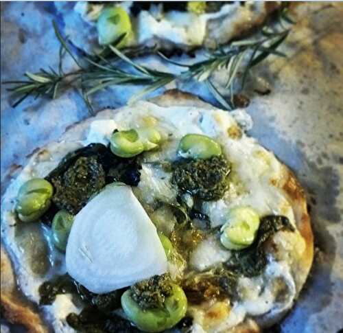 Pizzette du printemps à la brousse, pistou et fèves