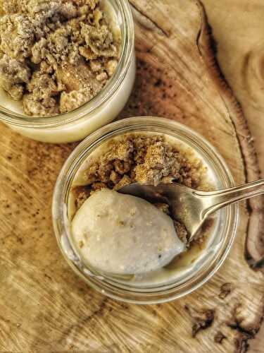 Mousse de cabecou de Rocamadour, crumble aux noisettes