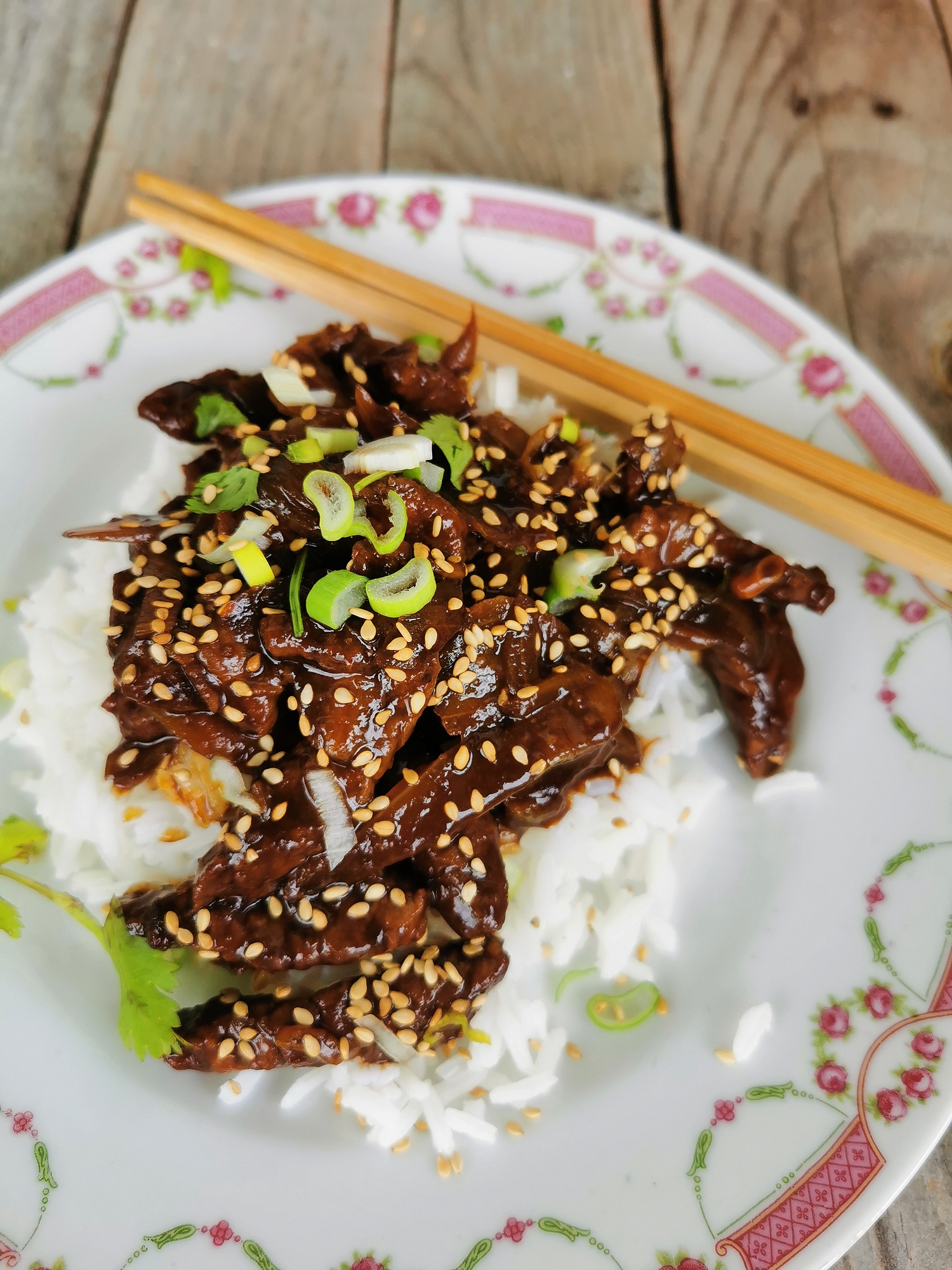 Bœuf aux oignons {spécialité de la cuisine chinoise}