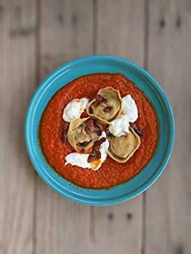 Mes tortellini, crème de tomates au poivron et stracciatella