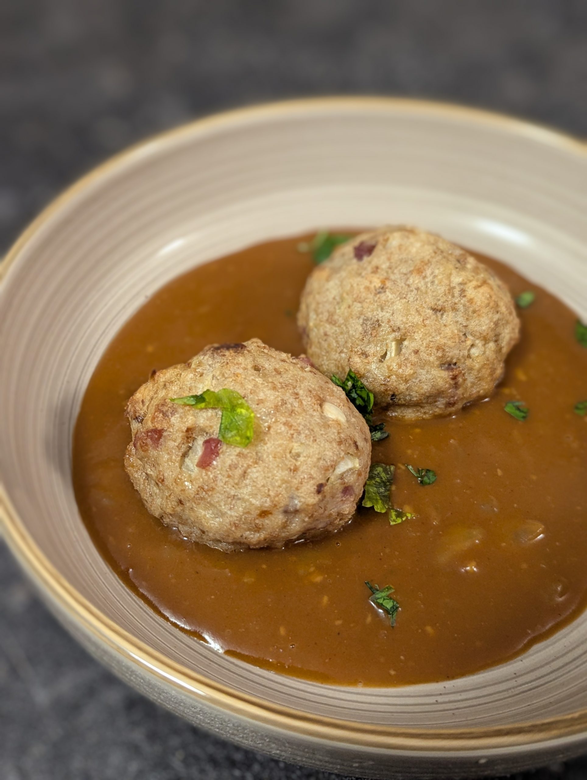 Les faggots du Pays de Galles, sauce gravy