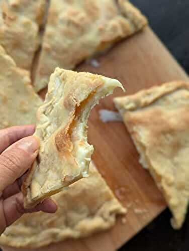 Focaccia di Recco au fromage, spécialité de Ligurie