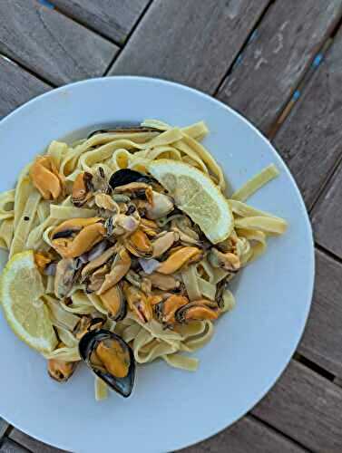 Tagliatelle aux moules, à la crème et au citron