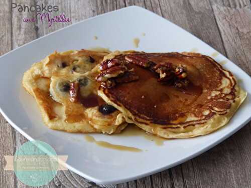 Pancakes aux myrtilles et noix de pécan au sirop d'érable