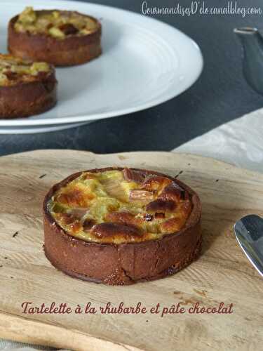 Tartelette à la rhubarbe et pâte sablée chocolat