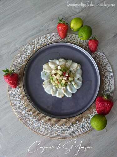 Carpaccio de St Jacques à la vanille, avocat et fraises