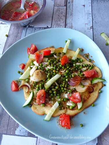 Galette aux oignons nouveaux, petits pois, tomates cerises et comté