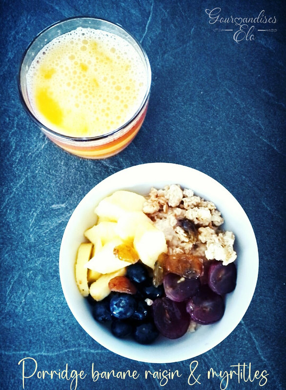 Porridge banane, raisin et myrtilles