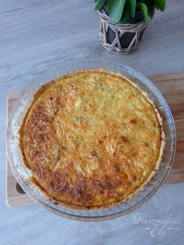 Quiche à la moutarde, jambon fumé et fanes de radis