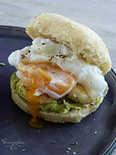 English muffin crevettes, guacamole et œuf poché