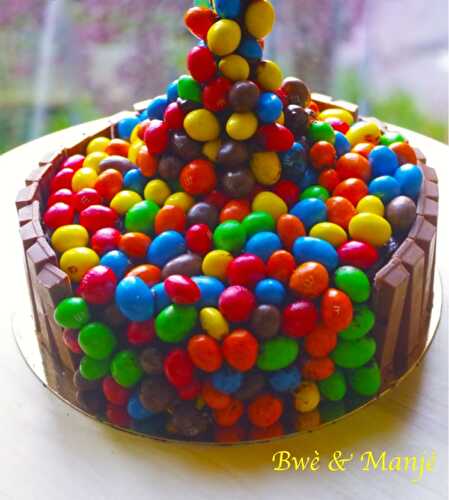 Gravity cake m&m’s® (molly cake et ganache au chocolat)