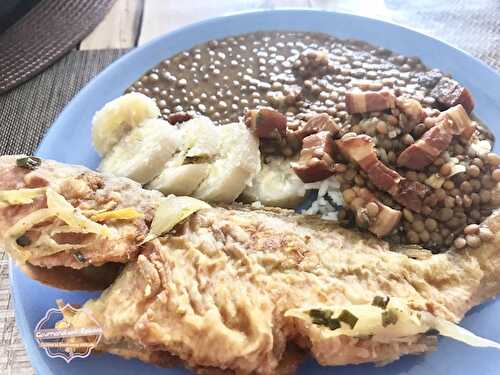 Lentilles et poissons frits (cuisine créole)