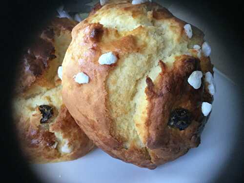 Brioche au sucre perlé et raisins secs