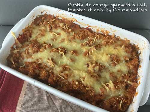 Gratin de courge spaghetti à l'ail, tomate et noix ( 291 cal/ par personne)