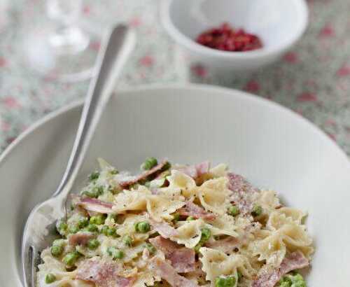 Gratin de pâtes au jambon,petits pois et vache qui rit ( 340 cal/ par personne)