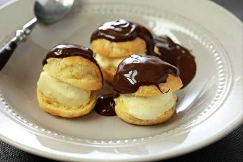 Profiteroles à la glace vanille et chocolat chaud