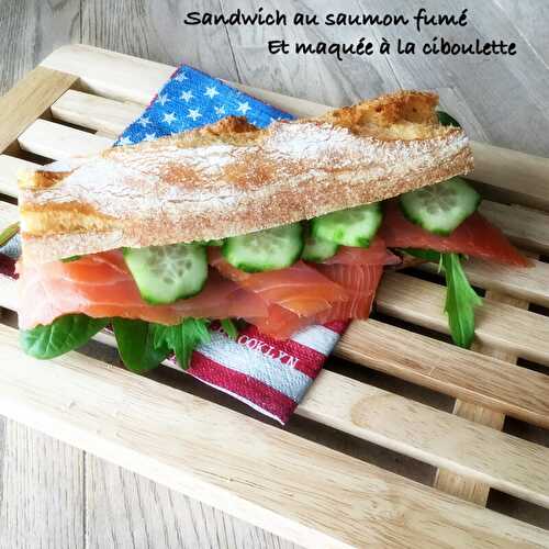 Sandwich au saumon fumé et maquée à la ciboulette