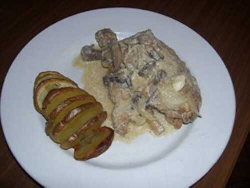 POULET SAUCE AUX CHAMPIGNONS ET POMMES DE TERRE RÔTIES AU THYM