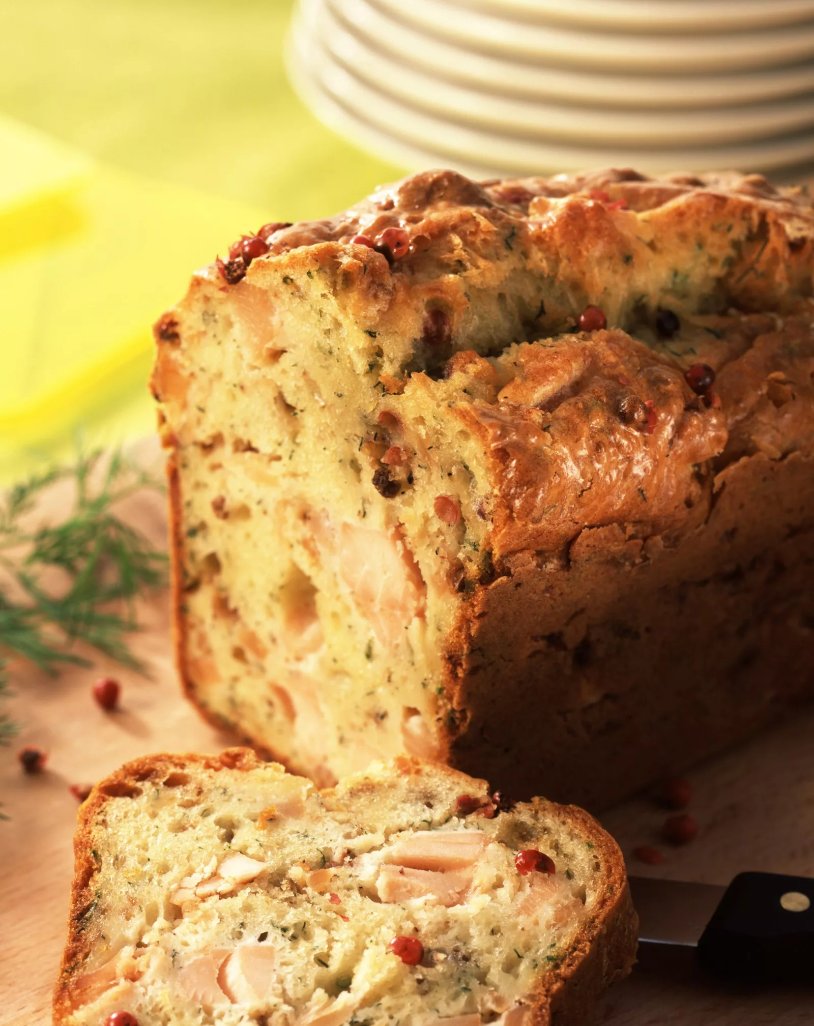 Cake au saumon, herbes et baies roses