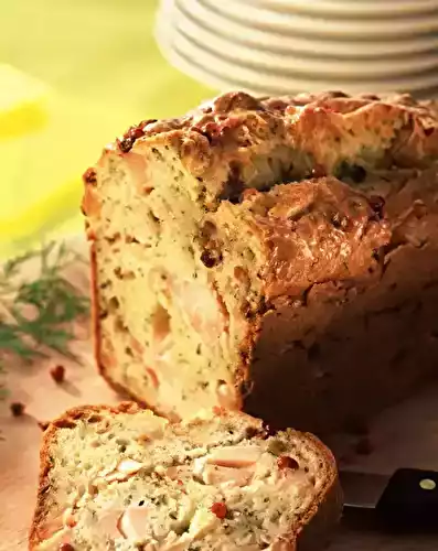 Cake au saumon, herbes et baies roses