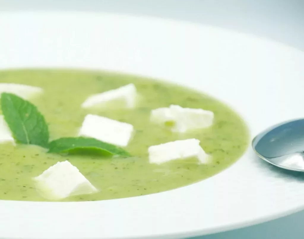 Soupe froide de courgettes, menthe, feta