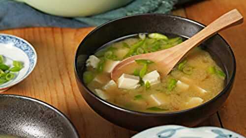 Soupe miso traditionnelle au tofu faite maison