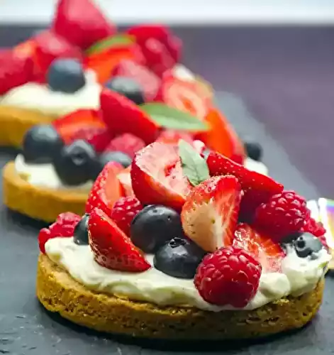 Tartelettes aux fruits des bois sur biscuit sablé