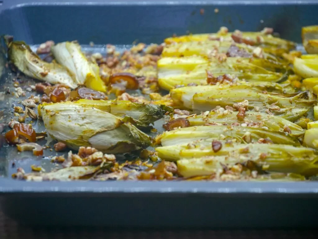 Endives rôties aux dattes et aux amandes