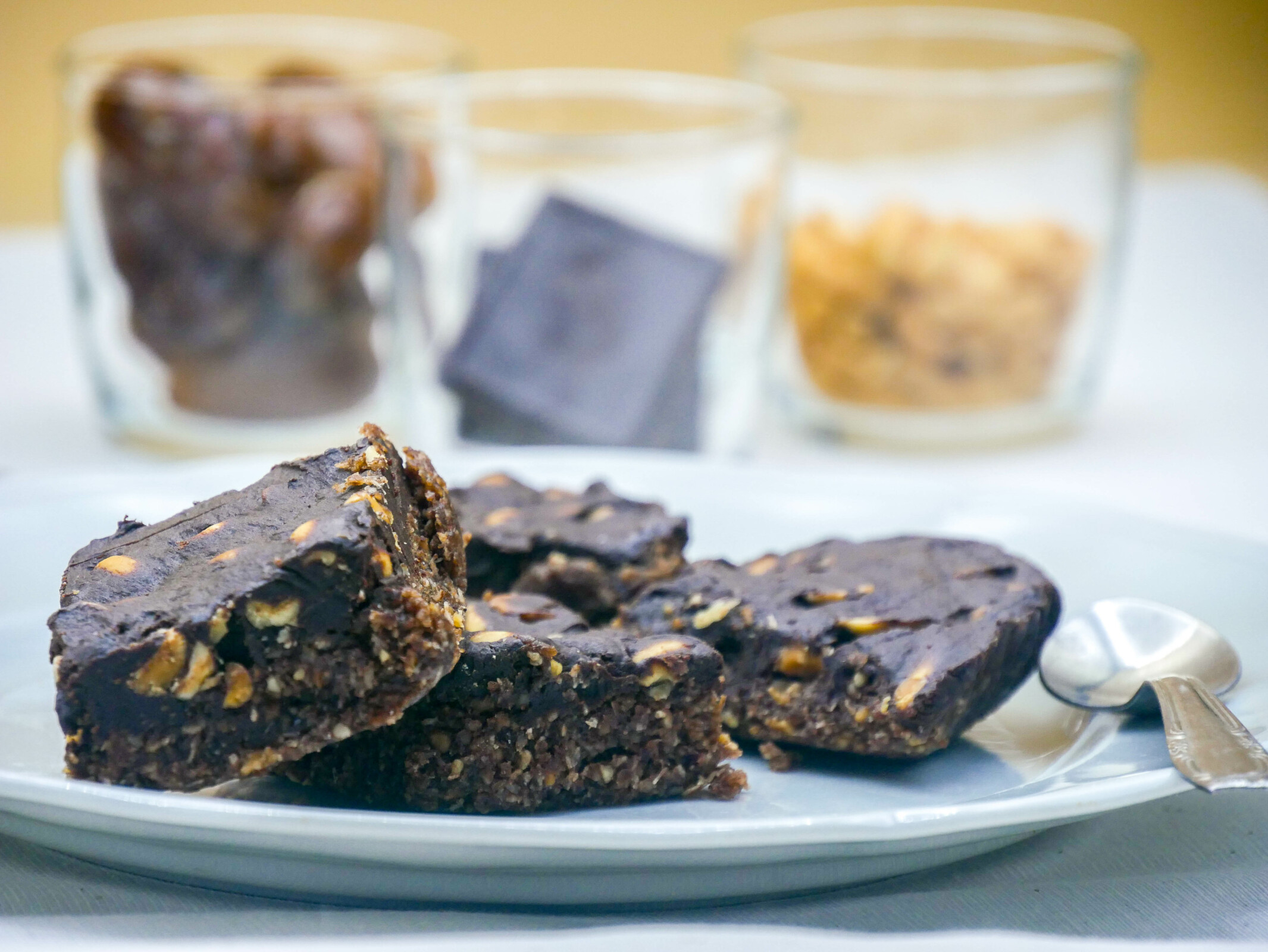Brownie Cru aux Dattes et Cacahuètes