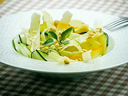 Tagliatelles de courgettes, pignons de pin et parmesan